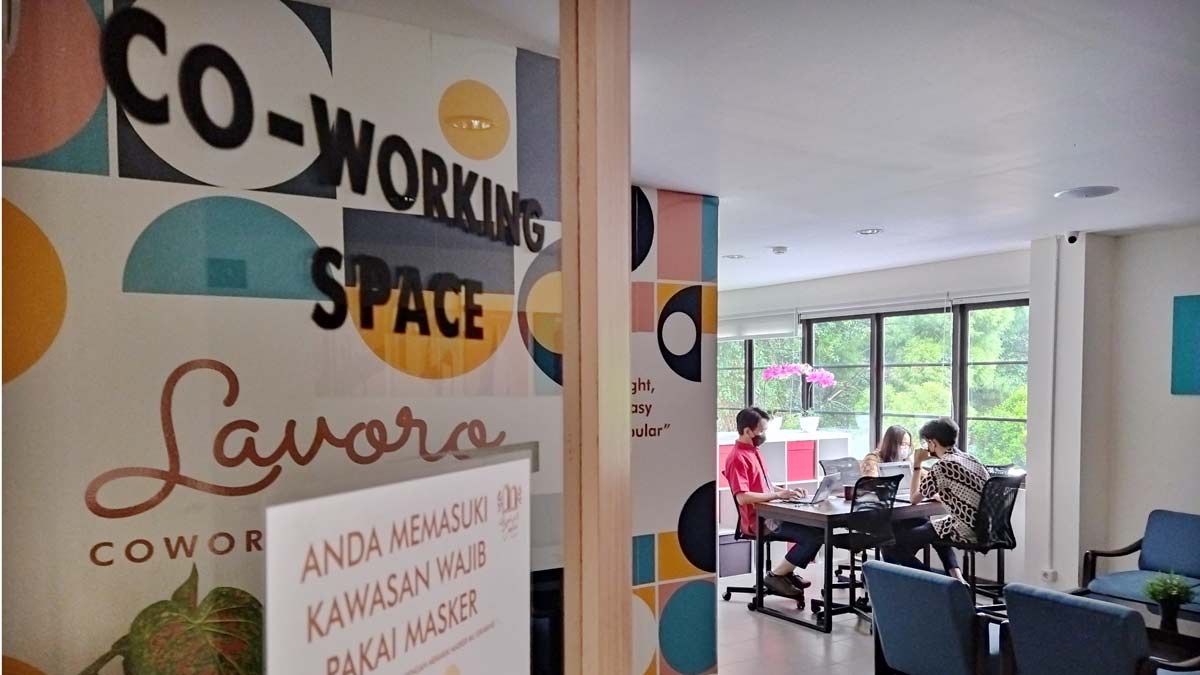 Pengguna Co-working melakukan aktivitas kerja di area coworking space Bianco Hotel, Bogor,  18 Maret 2022/TEMPO/M.A MURTADHO