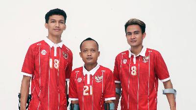 (dari kiri) Agung Rizki Satria, Wanardi dan Aditya anggota Tim Nasional Sepak Bola Amputasi, di Jakarta, 24 Maret 2022. Tempo/Jati Mahatmaji