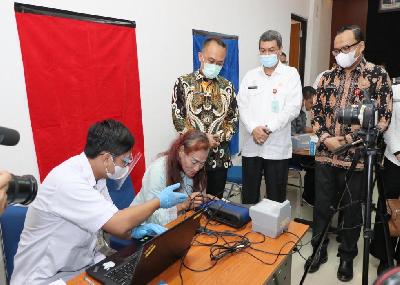 Warga transpuan melakukan pembuatan KTP Elektronik saat kunjungan dirjen Dukcapil Zudan Arif Fakrulloh di kantor Dinas Kependudukan Dan Catatan Sipil Tangerang Selatan, 2 Juni 2021. Dok. Kemendagri/Satrio