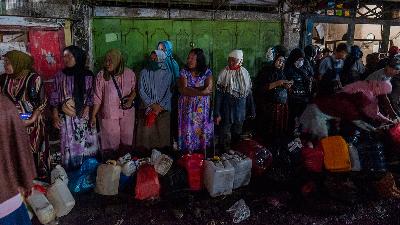 Residents queuing to buy bulk cooking oil until late at night in Rangkasbitung, Lebak, Banten, March 29.
ANTARA PHOTOS/Muhammad Bagus Khoirunas
