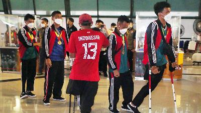 The Indonesian National Amputee Soccer Team is welcomed upon arrival from Bangladesh at the Terminal 3 of Soekarno-Hatta Airport, Tangerang, Banten, March 15. The Indonesian team is qualified for the 2022 World Cup in Turkey in October.
ANTARA PHOTOS/Muhammad Iqbal

