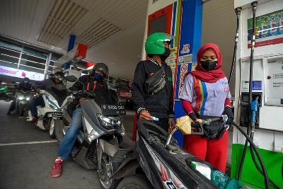 Petugas mengisi Pertalite ke dalam tangki motor pelanggan di SPBU Pertamina di Kuningan, Jakarta, 1 April 2022. TEMPO/Tony Hartawan