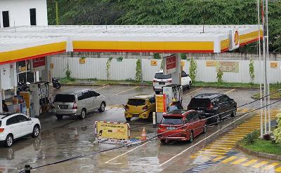 Sejumlah kendaraan antre di SPBU Shell di Petukangan, Jakarta. TEMPO/Magang/Cristian Hansen