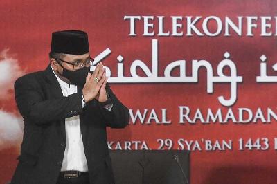 Menteri Agama Yaqut Cholil Qoumas memberikan keterangan hasil sidang isbat penetapan 1 Ramadan 1443 Hijriah di Kemenag, Jakarta, 1 April 2022. ANTARA/Hafidz Mubarak A