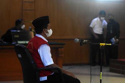 Heri Wiryawan menjalani sidang di Pengadilan Negeri Bandung, Jawa Barat, 15 Februari 2022. TEMPO/Prima Mulia