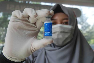 Petugas medis menunjukan vial penuh vaksin Covid-19 jenis Covavax buatan India di Bandung, Jawa Barat, 30 Maret 2022.   TEMPO/Prima mulia