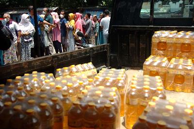 Warga antre membeli minyak goreng murah di Pasar Trayeman, Tegal, Jawa Tengah,14 Maret 2022. ANTARA/Oky Lukmansyah