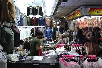 Pengunjung memadati kios pakaian muslim jelang Ramadan di Pasar Tanah Abang, Jakarta, 29 Maret 2022. TEMPO/Muhammad Hidayat