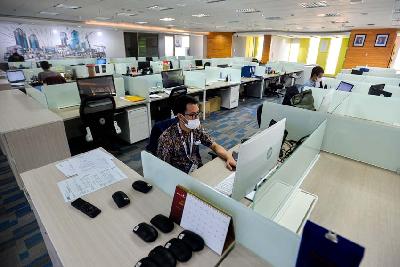 Suasana ruang kerja sebuah kantor di Jakarta. Tempo/Tony Hartawan