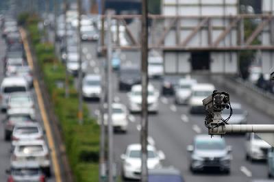 Sebuah CCTV terpasang di ruas Tol Dalam Kota, Cawang, Jakarta, 1 April 2022. ANTARA/Indrianto Eko Suwarso