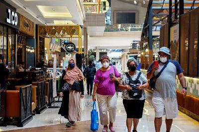 Warga mengunjungi pusat perbelanjaan dengan protokol kesehatan di Jakarta, 6 April 2022. TEMPO/Magang/ Faisal Ramadhan