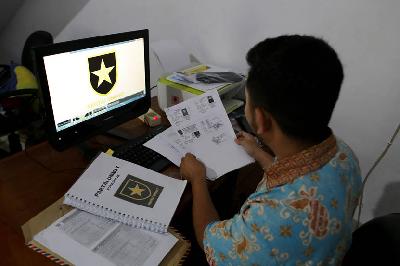 Petugas Partai Ummat mempersiapkan berkas untuk verifikasi partai calon peserta Pemilu 2024 di Kantor DPD Partai Ummat, Depok, Jawa Barat, 7 April 2022. TEMPO/M Taufan Rengganis