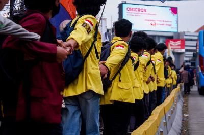 Mahasiswa dari sejumlah perguruan tinggi menggelar aksi menolak wacana perpanjangan masa jabatan presiden dan penundaan Pemilu 2024 di Harmoni, Jakarta, 1 April 2024. TEMPO/ Magang/Faisal Ramadhan