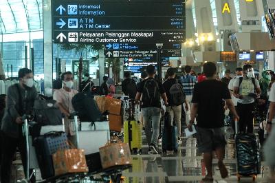 Calon penumpang beraktivitas di Terminal 3 Bandara Soekarno Hatta, Tangerang, Banten. TEMPO / Hilman Fathurrahman W