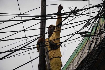 Petugas Dinas Bina Marga DKI Jakarta menata instalasi kabel di Jakarta Selatan, 27 Oktober 2021. TEMPO/M Taufan Rengganis