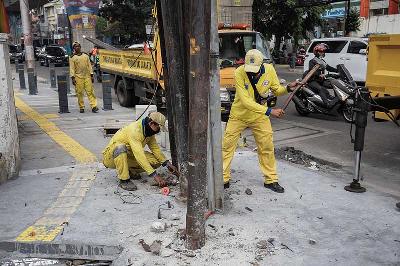 Petugas Dinas Bina Marga DKI Jakarta menata instalasi kabel di Wolter Monginsidi, Jakarta, 27 Oktober 2021.  TEMPO/M Taufan Rengganis