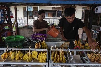 Pedagang menyiapkan makanan gorengan di Jalan Sisingamangaraja, Palangkaraya, Kalimantan Tengah, 2 April 2022. ANTARA/Makna Zaezar