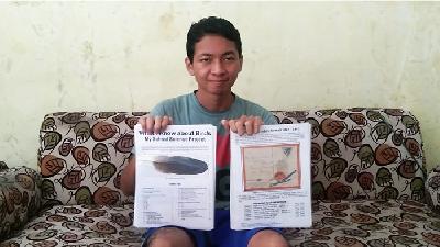 Mayong Bibakkati Kalua  bersama dengan koleksi prangko dan amplop bertema "Netherlands Indies Airmail 1927-1942" dan "What I Know about Birds: My School Science Project"/Dokumentasi Pribadi