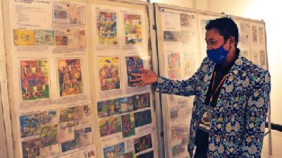 Gede Ngurah Surya Hadinata menunjukkan koleksi prangko Mahabharata di ruang pameran Denpasar Philately Exhibition 2022 di  Denpasar, Bali, 2 April 2022/TEMPO/Made Argawa
