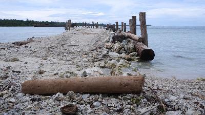 Dermaga Logpond Koperasi Minyak Atsiri Mentawai di Pantai Polimo, Desa Silabu, Pagai Utara, Kepulauan Mentawai, Sumatera Barat/Tempo/Febrianti