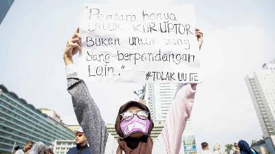 Spanduk dan poster menuntut penolakan kriminalisasi melalui UU ITE di Bundaran HI, Jakarta, September 2019. TEMPO/M Taufan Rengganis