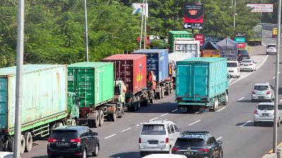 Sejumlah truk mengantre untuk mendapatkan solar di SPBU Rest Area KM 754 Tol Surabaya-Gempol, di Sidoarjo, Jawa Timur, 5 April 2022. ANTARA/Umarul Faruq