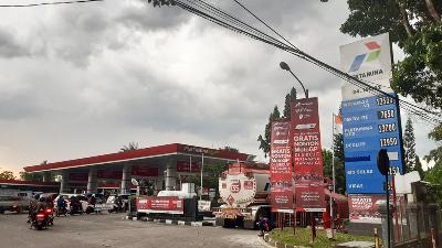 Antrean kendaraan bermotor untuk mengisi bahan bakar Pertalite SPBU Jalan Pajajaran, Bogor, Jawa Barat, 9 April 2022. Tempo/ M Sidik Permana