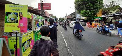 Lapak-lapak kuliner di Pasar Sore Ramadhan Kampung Nitikan, Yogyakarta yang dikenal dengan sebutan Pasar Jalur Gaza, 9 April 2022. TEMPO/Pito Agustin Rudiana