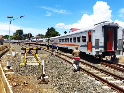 Keberangkatan KA Pangrango Bogor-Sukabumi pada hari pertama pengoperasian di Stasiun Paledang, Kota Bogor, Jawa Barat, 10 April 2022. TEMPO/M.A MURTADHO