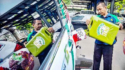 An official fills up B30 fuel in a vehicle during the B30 launching at the ministry of energy and mineral resources, Jakarta, June 2019.
TEMPO/Tony Hartawan
