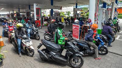 Motorcycles line at the gas station in Kuningan, Jakarta, April 1. Pertamina increases the price of Pertamax from Rp9,000 to Rp12,500 per liter starting from April 1, 2022.
Tempo/Tony Hartawan
