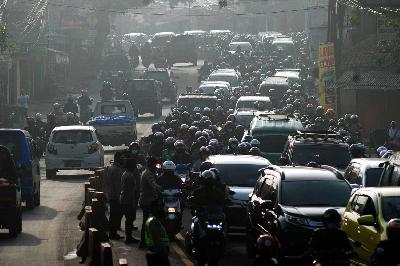 Sejumlah pengendara terjebak kemacetan di dekat pos mudik di Bandung, Jawa Barat, 7 Mei 2021. TEMPO/Prima Mulia