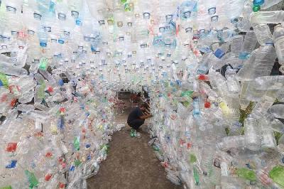 Instalasi gua plastik yang terbuat dari 3.370 botol plastik bekas hasil pungutan dari Sungai Brantas di Kelurahan Tempurejo, Kota Kediri, Jawa Timur, 19 Maret 2022. ANTARA/Prasetia Fauzani