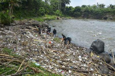Aktivis Ecological Observation and Wetland Conservation (Ecoton) mengumpulkan berbagai sampah plastik di Sungai Ciwulan dalam rangkaian Ekspedisi Sungai Nusantara di Kampung Leuwi Bilik, Kota Tasikmalaya, Jawa Barat, 2 April 2022. ANTARA/Adeng Bustomi