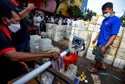Penjualan minyak goreng curah di Pasar Kebayoran Lama, Jakarta, 9 Maret 2022. TEMPO/Tony Hartawan
