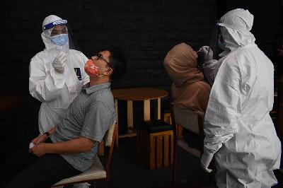 Petugas mengambil sampel saat melalukan tes usap antigen di Cihampelas, Bandung, Jawa Barat. TEMPO/Prima Mulia