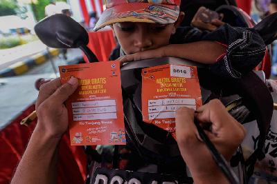 Pemudik Lebaran gratis dengan sepeda motor mengantre untuk registrasi naik kapal di Pelabuhan Tanjung Priok, Jakarta Utara, 2018. TEMPO/Tony Hartawan