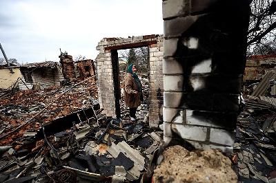 Warga menunjukkan rumahnya yang hancur dalam invasi Rusia ke Ukraina di Chernihiv, Ukraina, 9 April 2022. REUTERS/Zohra Bensemra