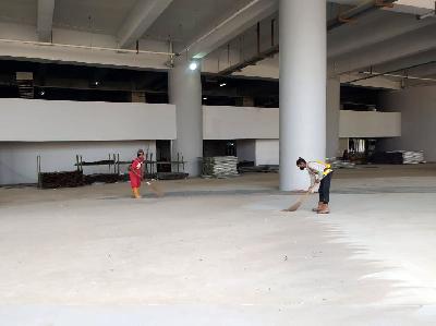 Pengerjaan proyek di sisi luar Jakarta International Stadium, Tanjung Priok, Jakarta Utara, 13 April 2022. TEMPO/INDRA WIJAYA