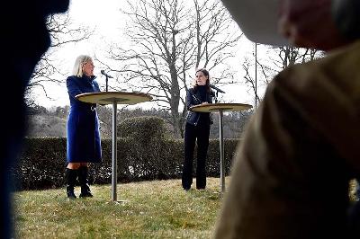 Perdana Menteri Swedia Magdalena Andersson dan Perdana Menteri Finlandia Sanna Marin menghadiri konferensi pers, di tengah invasi Rusia ke Ukraina, di Stockholm, Swedia, 13 April 2022. Paul Wennerholm/TT News Agency/via REUTERS