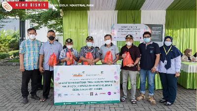 Penyerahan secara simbolis bantuan paket minyak goreng dan sirup di Kecamatan Cikupa oleh PT Griya Idola.