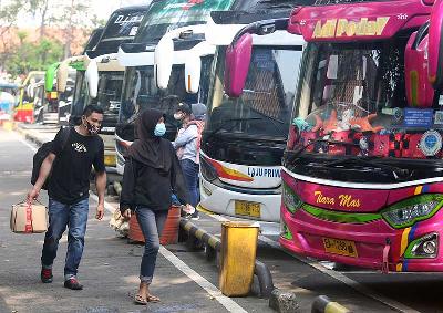 Calon penumpang bersiap naik ke dalam bus untuk menuju kampung halamannya di Terminal Poris Plawad, Tangerang, Banten, 12 April 2022. ANTARA/Muhammad Iqbal