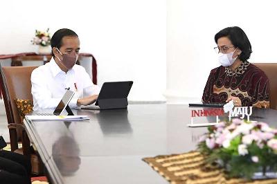 Presiden Joko Widodo (kiri) dan Menteri Keuangan Sri Mulyani di Istana Bogor, Jawa Barat, 4 Maret 2022. ANTARA/BPMI Setpres- Kris