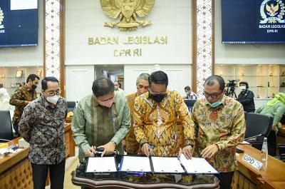 Ketua Baleg DPR RI Supratman Andi Agtas (kedua dari kanan) setelah rapat kerja di Gedung Nusantara I, Senayan, Jakarta, 13 April 2022. Dok DPR/Geraldi/Man