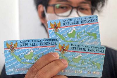 Warga menunjukan KTP di Cibinong, Kabupaten Bogor, Jawa Barat, 15 April 2022. ANTARA/Yulius Satria Wijaya