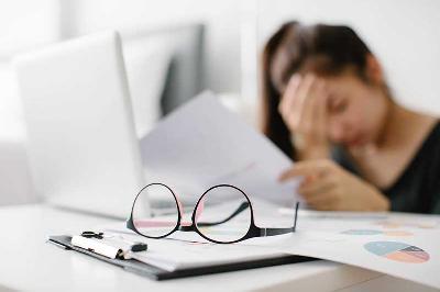 Ilustrasi seorang wanita stres saat bekerja. Shutterstock