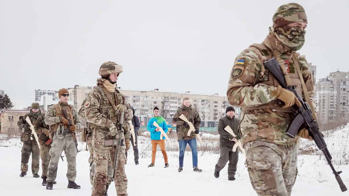 Batalyon Pengawal Nasional Ukraina Resimen Azov melakukan latihan militer untuk warga sipil di Kyiv, Ukraina 6 Februari 2022. REUTERS/Gleb Garanich