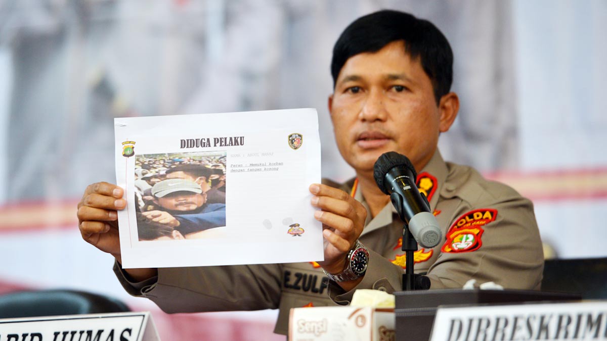 Kabid Humas Polda Metro Jaya E Zulpan menunjukan wajah pelaku pengroyokan Ade Armando, di Jakarta 12 April 2022.  TEMPO/ Febri Angga Palguna