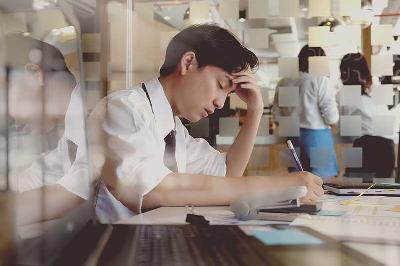 Ilustrasi seorang pria stres saat bekerja. Shutterstock