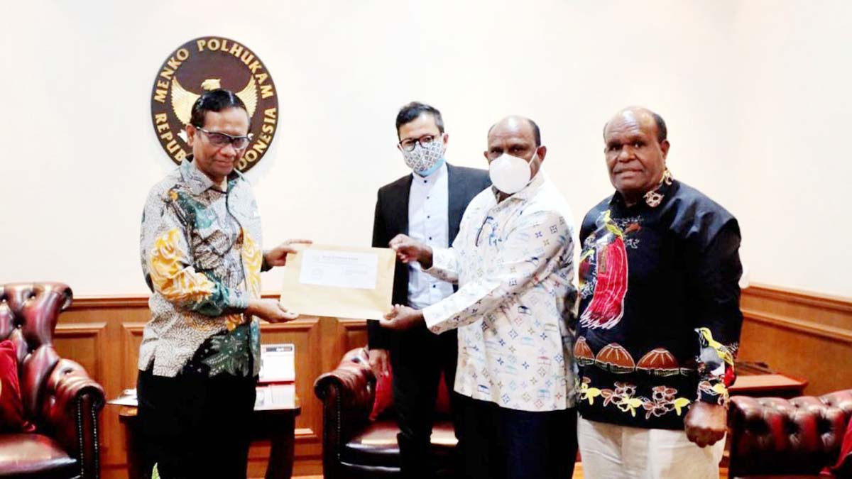 Menko Polhukam Mahfud MD menerima pimpinan Majelis Rakyat Papua dan Amnesty Internasional Indonesia di kantor Kemenko Polhukam, 15 April 2022/Humas MRP
